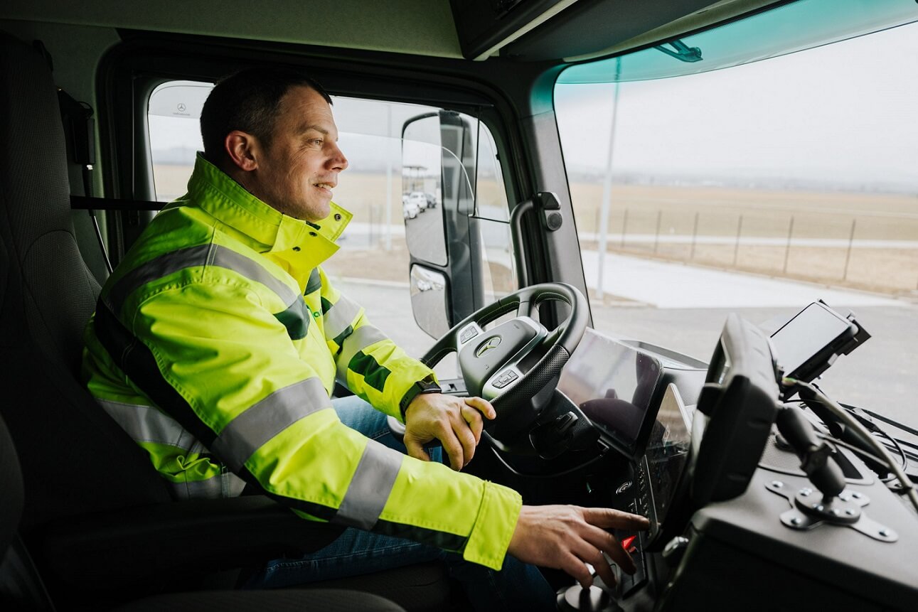 Ein Mann der einen Brantner E-LKW fährt