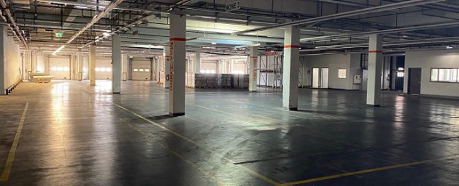 Eine leere Lagerhalle