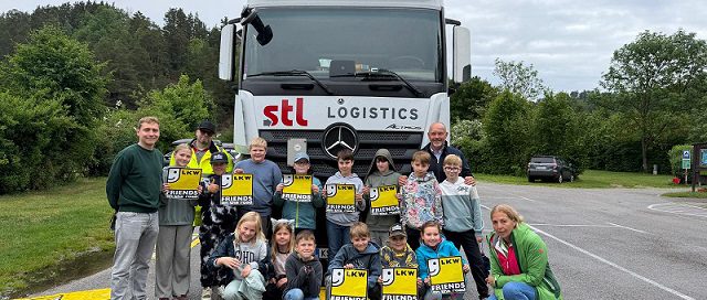 Klassenfoto mit friends on the road Schildern und einem Brantner LKW im Hintergrund