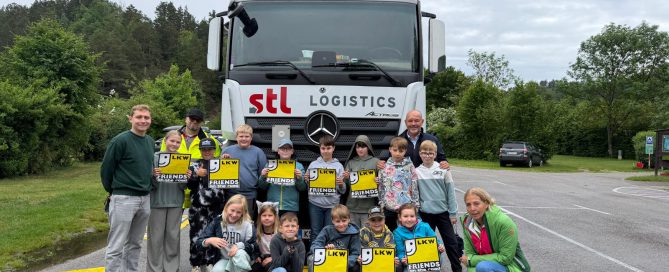 Klassenfoto mit friends on the road Schildern und einem Brantner LKW im Hintergrund
